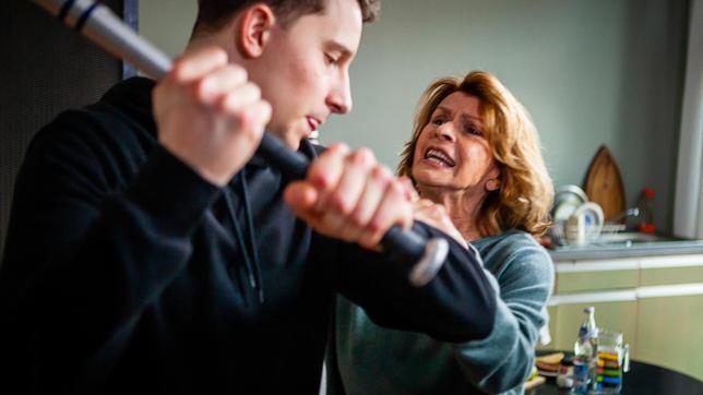 Bild: NDR/Andrea Hansen/Jan Raiber Tommy (Jonathan Berlin) wehrt sich gegen Marthas (Senta Berger) gutgemeinte Einmischung.