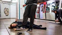 U-Bahn-Station St. Pauli, 06:07 Uhr: Nina Sieveking (Wanda Perdelwitz) ist der Gewalt der zwei Männer wehrlos ausgeliefert.