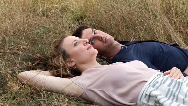 Bild: SWR/Letterbox Filmproduktion/Christine Fenzl Um kein Aufsehen zu erregen und möglichst viel Akzeptanz im Umfeld zu erhalten, erfinden Alma (Maren Eggert) und Tom (Dan Stevens) eine gemeinsame, "menschliche" Geschichte.