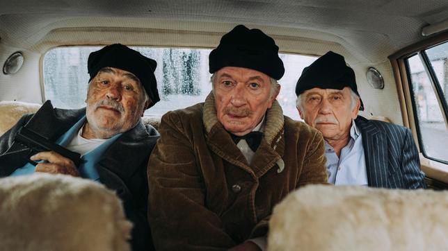 Bild: WDR/Roland-Guido Marx Unterstützt von Henne (Hermann Beyer, m) wagen Boxer (Mario Adorf, l) und Wallberg (Tilo Prückner, r) den Ausbruch in die Freiheit. Doch die Welt draußen hat sich verändert, und nichts läuft so einfach, wie Boxer es sich vorgestellt hat.
