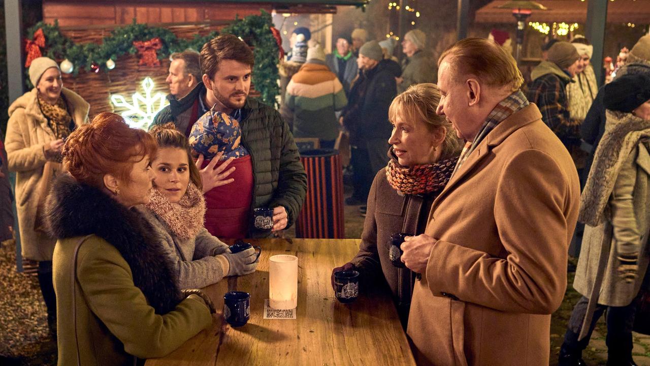 Verhandlungen beim Glühwein: Bei wem wird Weihnachten gefeiert? - v.l.n.r. Beate (Heike Trinker), Jessi Krettek (Cristina Do Rego), Paul (Martin Bloch), Karin Krettek (Therese Hämer), Wolfgang (Ludger Pistor)