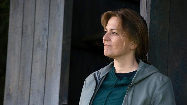 Bild: SWR/Maria Wiesler Verteidigerin Anna Notrup (Martina Gedeck) hat ein Wiederaufnahmeverfahren übernommen, für das sie in einem Schwarzwalddorf recherchiert.