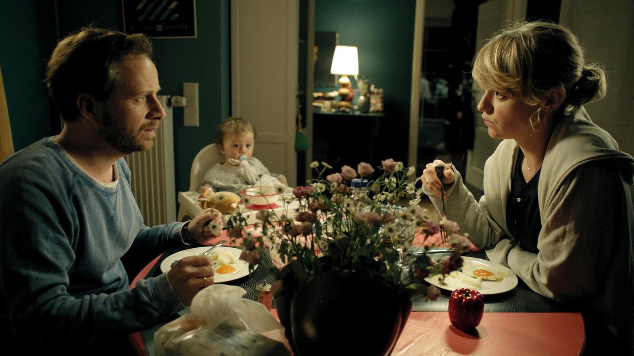 Viktor (Fabian Busch, links) und Alex (Lisa Wagner, rechts) sitzen mit ihrer Tochter beim Essen.