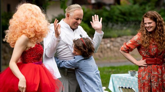 Volker (Axel Milberg, 2. v.) gelingt es, ein gutes Verhältnis zu Lukas (Bruno Thiel, 2. v.) aufzubauen. (mit Katja (Kim Riedle) und Nora (Anja Antonowicz)