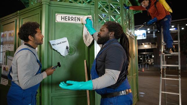 Bild: ARTE/BR/cinemanegro Filmproduktion/kineo Filmproduktion/Frédéric Batier Von links: Ezequiel (Tyron Ricketts) will nicht das machen, was Reynaldo (Komi Mizrajim Togbonou) und Jason (Nyamandi Adrian) von ihm verlangen. Weiteres Bildmaterial finden Sie unter www.br-foto.de.