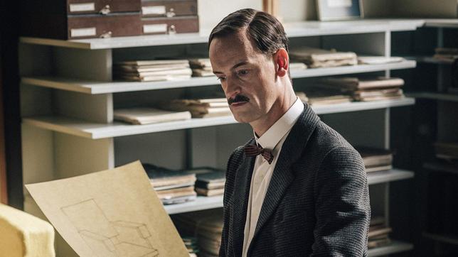 Bild: MDR/UFA Fiction/Stanislav Honzik Walter Gropius (Jörg Hartmann) geht in seinem Büro Lottes Bewerbung am Bauhaus durch.