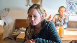 Wegen der finanziellen Sorgen des Hofs denkt Inge (Silke Bodenbender) darüber nach, wie es mit einem Nebenjob so laufen könnte, dass die Kinder Mats (Pablo Lützow) und Marie (Helena Lützow) möglichst nicht darunter leiden müssen.
