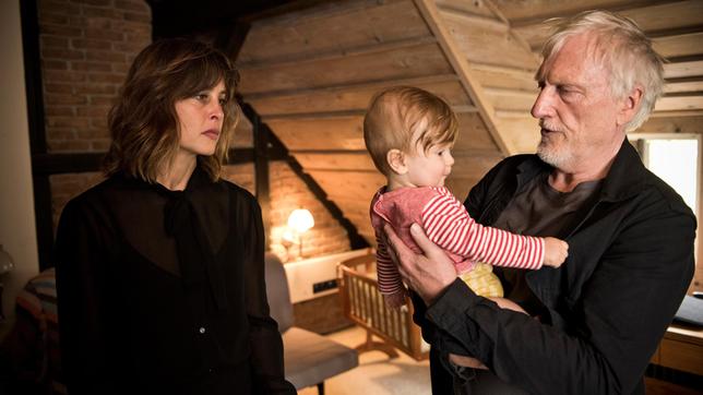 Bild: WDR/Martin Valentin Menke Wenn sich die Gelegenheit ergibt, kümmert sich Katharinas Vater Johannes (Ernst Stötzner) liebevoll um seinen kleinen Enkel. Er würde auch auf Franz aufpassen, wenn seine Schwiegertochter Ellen (Susanne Wolff) arbeiten geht. Doch die wehrt ab.
