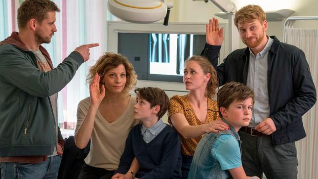 Bild: BR/good friends Filmproduktion/MDR/SWR/Oliver Vaccaro Wer sind die Eltern von William (Levis Kachel)? Von links: Martin (Steve Windolf), Katja (Anna Schäfer), William (Levis Kachel), Lisa (Inez B. David), Eddie (Fillin Mayer) und Patrick (Lucas Prisor).