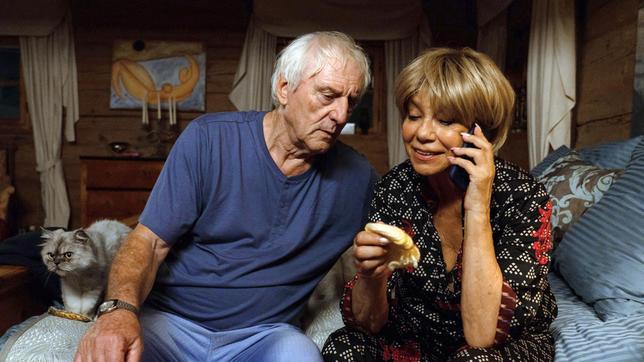 Bild: BR/ARD Degeto/ORF/Neue Schönhauser Filmproduktion GmbH/Luis Zeno Kuhn Werner Wittich (Günther Maria Halmer) ist gespannt, ob Rose Just (Judy Winter) Recht hatte, dass Tochter Nina wegen ihrer Schwangerschaft gelogen hat.