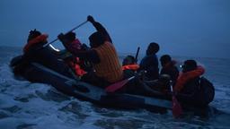 Wieder ein Boot, das dem Meer ausgeliefert ist. Diesmal soll es Amare (Joshua Edoze) und andere Flüchtlinge über den Kanal bringen.