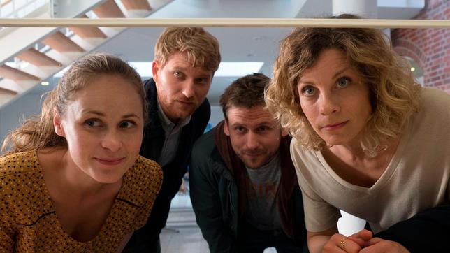 Wir nennen uns Bonusfamilie - von links: Lisa (Inez Bjørg David), Patrick (Lucas Prisor), Martin (Steve Windolf) und Katja (Anna Schäfer).