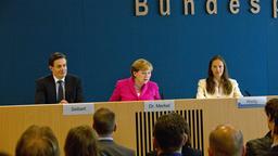 „Wir schaffen das!“: Angela Merkel (Imogen Kogge) auf der Bundespressekonferenz.