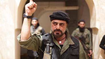 Bild: SWR/Züli Aladag Abu (Sermiyn Midyat), Kommandant im IS-Lager, verpflichtet seine Truppe zum Schwur auf den Dschihad.