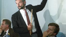 Der Einsatzleiter Peter Müller und Innensenator Bernd Meyer während einer Pressekonferenz zum Geiseldrama am 22.08.1988 in Bremen. 
