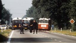 In Oldenzaal in den Niederlanden tauschen die Geiselnehmer den gekaperten Bus gegen einen BMW. 