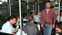Rösner und Degowski zwingen die Geiseln im gekaperten Bus, die Beute zu zählen. 