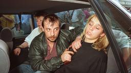 Dieter Degowski bedroht am 17.08.1988 in Köln die Geisel Silke Bischoff mit einer Waffe. 