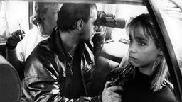 Dieter Degowski bedroht am 18.08.1988 in Köln die Geisel Silke Bischoff mit einer Waffe. 