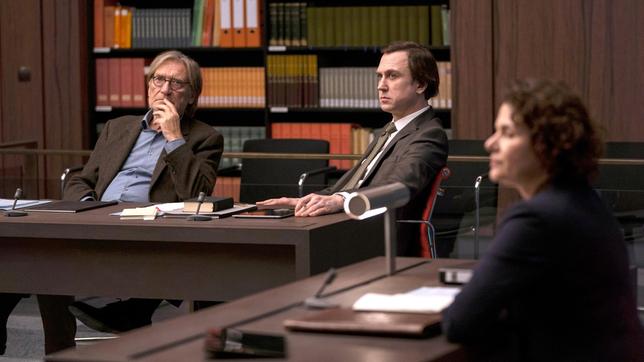 Bild: ARD Degeto/Moovie GmbH/Julia Terjung Die Vorsitzende (Barbara Auer) leitet die Anhörung im Fall von Richard Gärtner (Matthias Habich, li.), der von Rechtsanwalt Biegler (Lars Eidinger) vertreten wird.