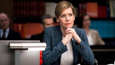 Bild: ARD Degeto/Moovie GmbH/Julia Terjung Frau Keller (Ina Weisse)