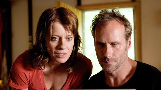 Bild: WDR/Alexander Fischerkoesen Juliane Schubert (Caroline Peters) und Jonas (Wolfram Koch)