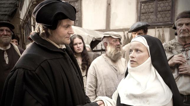Katharina und die anderen geflohenen Nonnen kommen in Wittenberg an. Luther begrüßt Katharina.