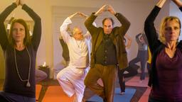 Yoga mit Langhammer (Bernhard Schütz) und Kluftinger (Herbert Knaup).