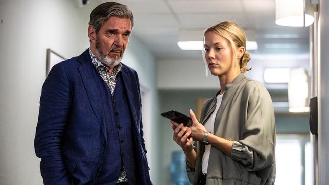 Kommissar Bäckström (Kjell Bergqvist) und Kollegin Carlsson (Agnes Lindström Bolmgren).
