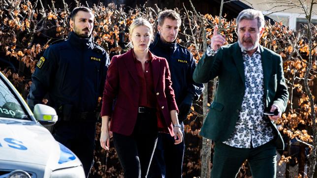 Bäckström (Kjell Bergqvist) mit seiner Kollegin Ankan (Agnes Lindström Bolmgren).
