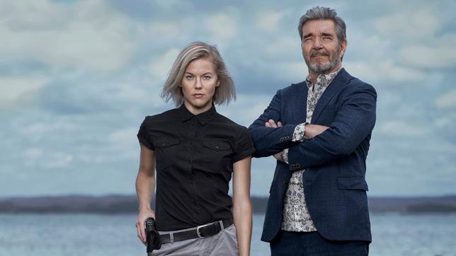 "Kommissar Bäckström" | Kjell Bergqvist (Kommissar Evert Bäckström) und Agnes Lindström Bolmgren (Rolle Ankan Carlsson)