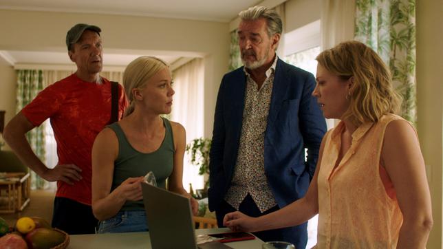 Staatsanwältin Xenia Wall (Julia Marko Nord, re.), Kommissar Bäckström (Kjell Bergqvist, 2. v. re.), seine Kollegin Ankan (Agnes Lindström Bolmgren, 2. v. li.) und Spurensicherer Niemi (Rolf Lydahl, li.) 