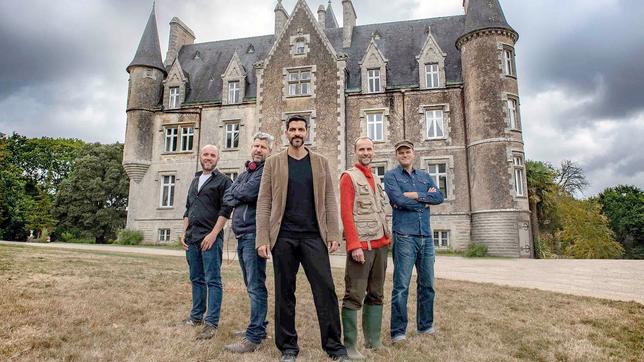 Von links nach rechts: Hendrik A. Kley (Kamera), Bruno Grass (Regie), Pasquale Aleardi (Dupin), Jan Georg Schütte (Kadeg) und Mathias Lösel (Produzent). Im Hintergrund: Das Château de Kerambleiz bei Plomelin.