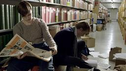 Andreas (Alexander T. Rosseland) und Vibeke (Lena Kristin Ellingsen) durchsuchen das Archiv der Handelshochschule, wo sie Hinweise auf eine Verschwörung zu finden hoffen.
