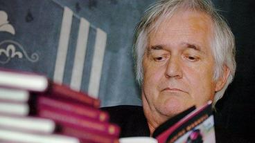 Bild: dpa Henning Mankell liest ein Buch