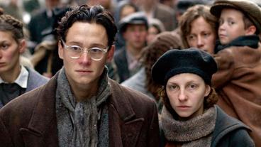 Bild: WDR/Thomas Kost Marcel Reich-Ranicki: Mein Leben: Marcel (Matthias Schweighöfer) und Tosia (Katharina Schüttler)