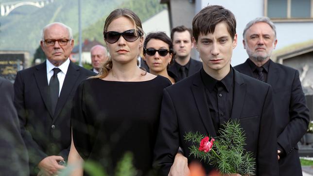 Bild: ARD Degeto/Mona Film/Petro Domenigg Noch ein Begräbnis: Edith (Patricia Aulitzky, 2. v. li.) mit ihrem Sohn Lukas (Nikolai Gemel, 2. v. re.). Ihr Vater Johann (Wolfgang Böck, li.), ihr Onkel Elias (Karl Fischer, re.) und ihre Schwester Maria (Ursula Strauss) in der zweiten Reihe.