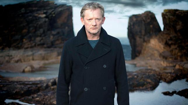 Bild: ARD Degeto/ITV Studios Am Strand von Mainland wird der abgetrennte Arm eines jungen Mannes gefunden. Für Kommissar Jimmy Perez (Douglas Henshall), seine Assistentin Tosh und Detective Constabl steht fest, dass es sich wohl kaum um einen Unfall auf hoher See gehandelt hat. Als kurz darauf weitere, teilweise aufgelöste Leichenteile angespült werden, entwickelt sich daraus ein Mordfall.