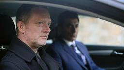  DI Jimmy Perez (Douglas Henshall) beginnt den Spieß zu drehen: Er spielt den skrupellosen Unterweltboss Arthur McCall und dessen gerissenen Anwalt Calvin Sarwar (Ace Bhatti) gegeneinander aus.