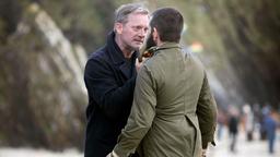 Perez (Douglas Henshall, li.) knöpft sich Thomas Malone (Stephen Walters) vor.