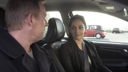 Zwischen Jimmy Perez (Douglas Henshall) und der Glasgower Kollegin Asha Israni (Archie Panjabi) funkt es.