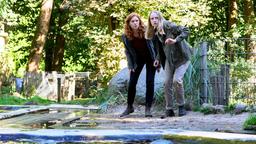 Geht im Zoo alles mit rechten Dingen zu? Jule Christiansen (Marleen Lohse, li.) und Stella De Vries (Luzia Oppermann) observieren den Direktor.