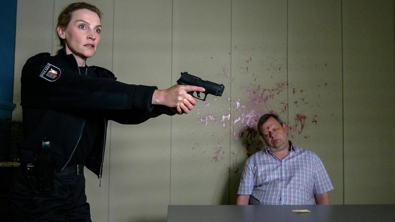 Hanna Wagner (Jana Klinge) ist schockiert: Leif Wilhelms (Ulrich Bähnk) wurde quasi vor ihren Augen erschossen