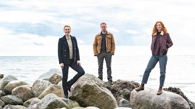Bild: NDR/ARD Degeto/Sandra Heever "Nord bei Nordwest: Der Andy von nebenan": Hinnerk Schönemann (Kommissar und Tierarzt Hauke Jacobs), Jana Klinge (Kommissarin Hannah Wagner) und Marleen Lohse (frischgebackene Tierärztin Jule Christiansen) (v.l.n.r)