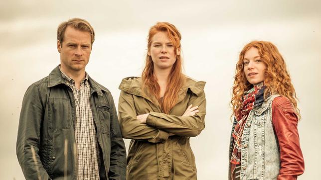 Hauke Jacobs (Hinnerk Schönemann), Lona Vogt (Henny Reents) und Jule Christiansen (Marleen Lohse) in den Dünen von Schwanitz. 