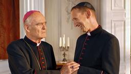 Bischof Hemmelrath (Hans-Michael Rehberg) ist in heiliger Aufregung: Seine ersehnte Benennung zum Kardinal steht kurz bevor.