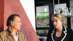Muriel Blumenfeld (Claudia Messner) hat eine heimliche Affäre mit dem verschuldeten Koch Hans Eckinger (Jockel Tschiersch).