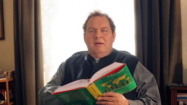 Bild: ARD Degeto/Manju Sawhney Pfarrer Braun (Ottfried Fischer) liest zur Abwechslung nicht in der Bibel.