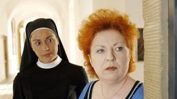 Pfarrer Braun: Schwester Maria (Ulrike C. Tscharre, li.) erklärt der Roßhauptnerin (Hansi Jochmann) die Pflichten einer Nonne.