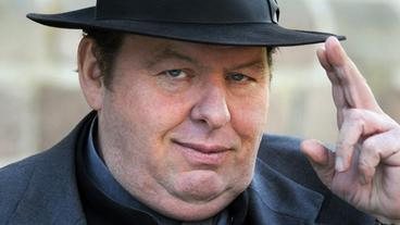 Bild: ARD Degeto/Romano Ruhnau Ottfried Fischer als Pfarrer Braun